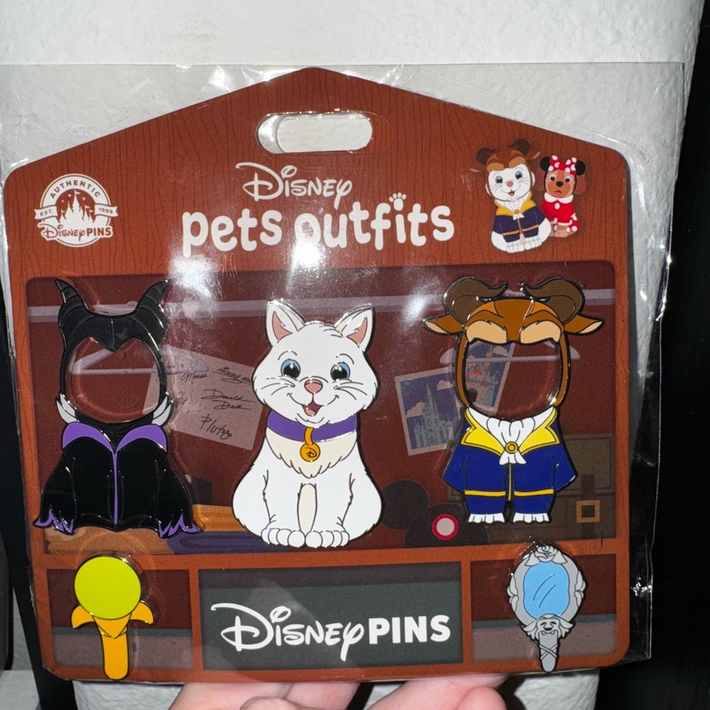 Disney Pets Outfits Pin Set